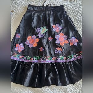 Laura Lees label 100% silk  embroidery Mid skirt